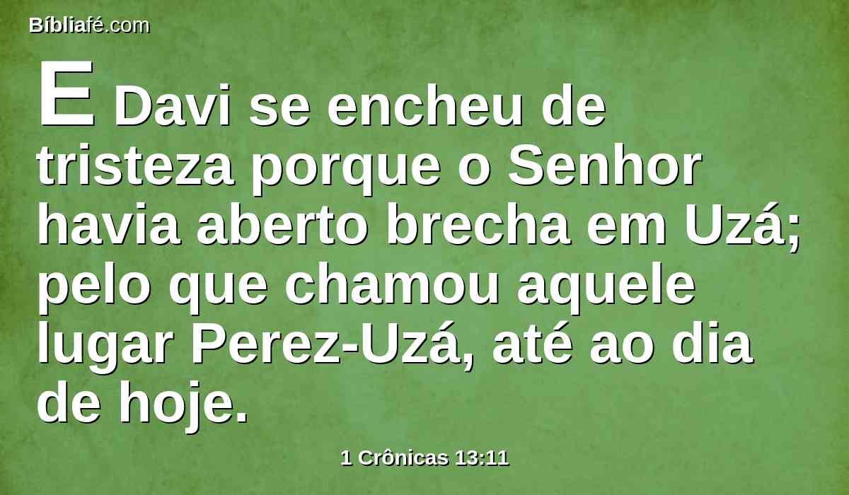 E Davi se encheu de tristeza porque o Senhor havia aberto brecha em Uzá; pelo que chamou aquele lugar Perez-Uzá, até ao dia de hoje.