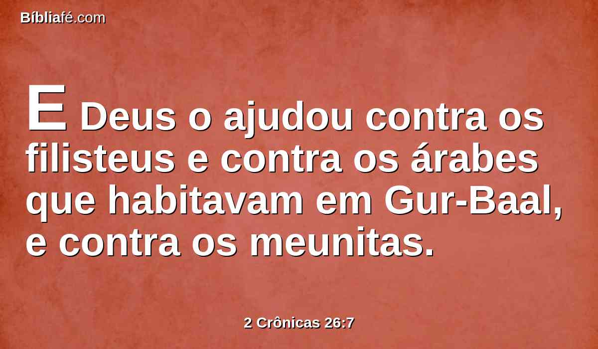 E Deus o ajudou contra os filisteus e contra os árabes que habitavam em Gur-Baal, e contra os meunitas.