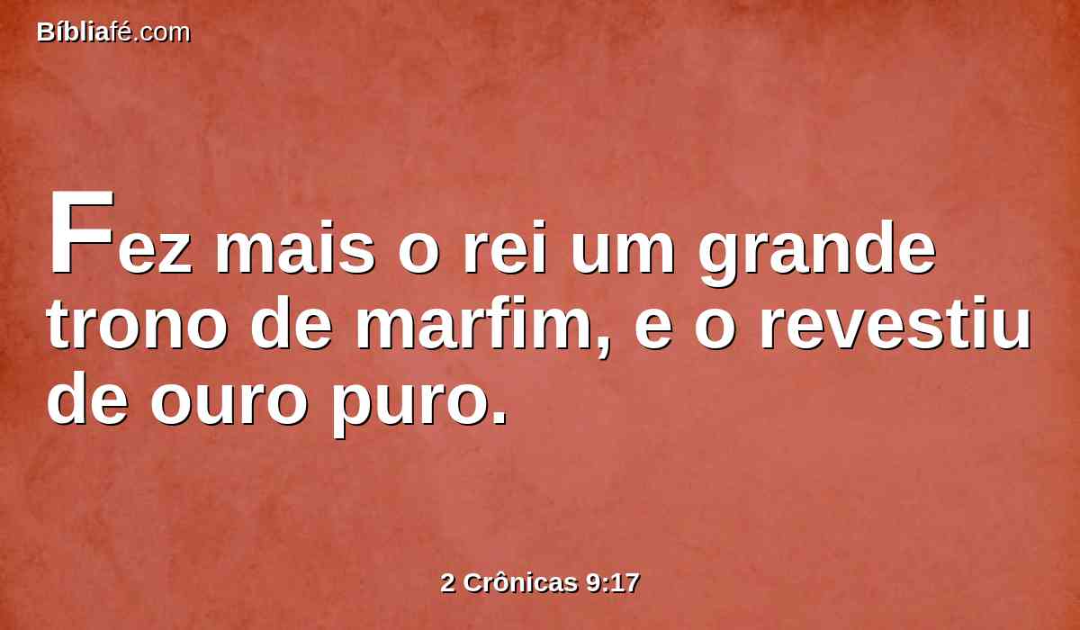 Fez mais o rei um grande trono de marfim, e o revestiu de ouro puro.