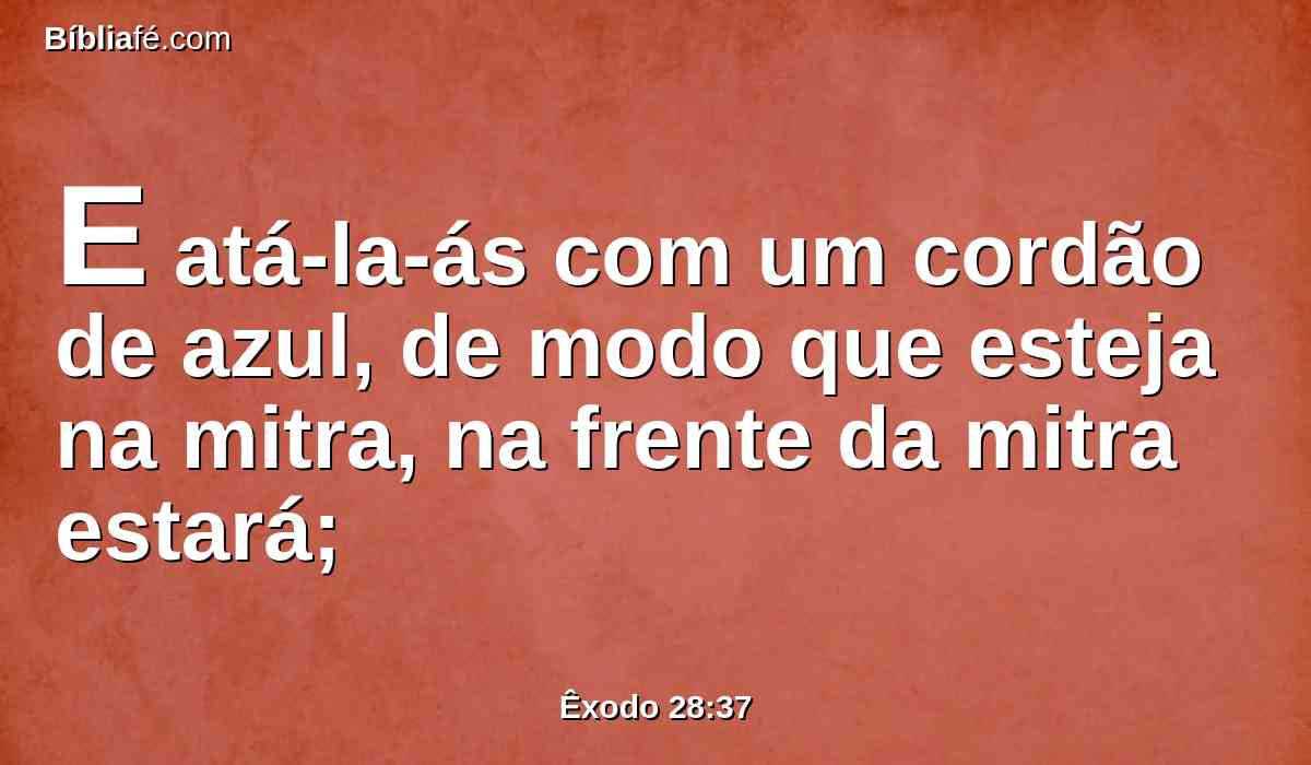 E atá-la-ás com um cordão de azul, de modo que esteja na mitra, na frente da mitra estará;