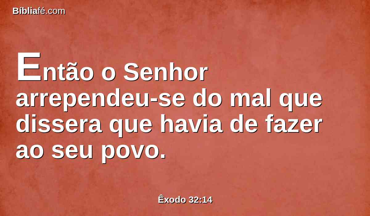 Então o Senhor arrependeu-se do mal que dissera que havia de fazer ao seu povo.