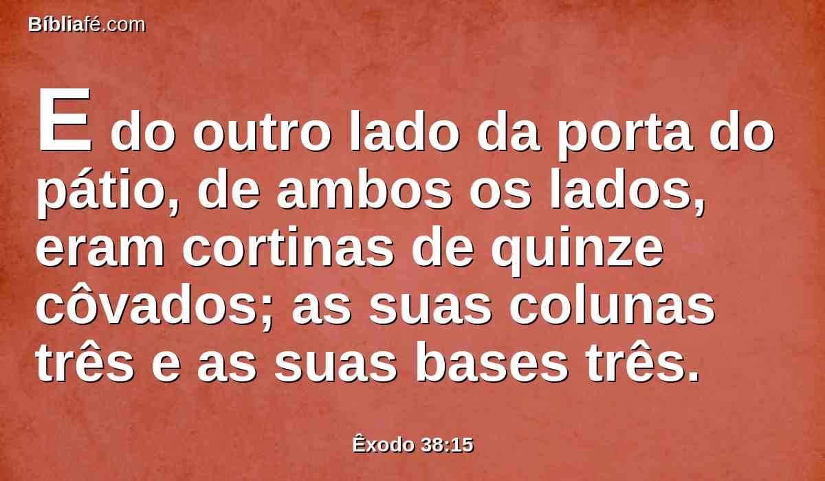 E do outro lado da porta do pátio, de ambos os lados, eram cortinas de quinze côvados; as suas colunas três e as suas bases três.