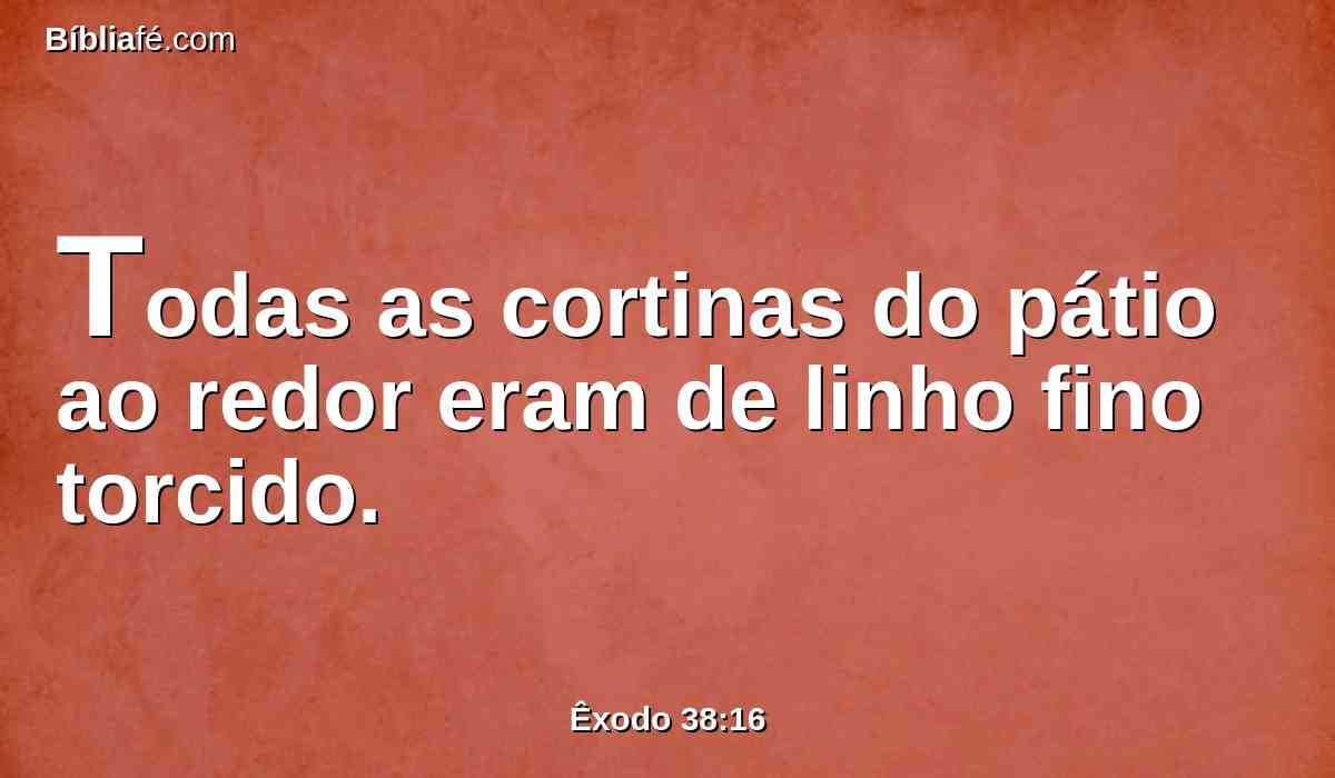 Todas as cortinas do pátio ao redor eram de linho fino torcido.