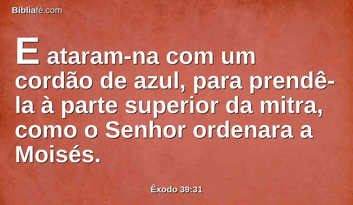 E ataram-na com um cordão de azul, para prendê-la à parte superior da mitra, como o Senhor ordenara a Moisés.