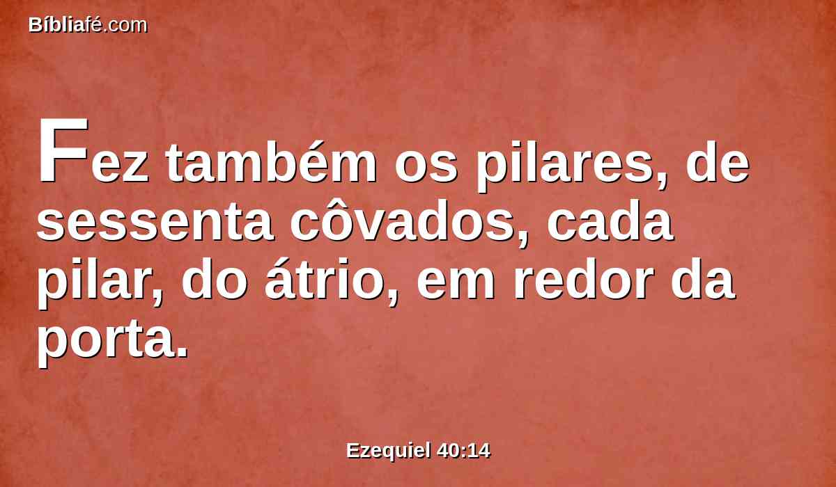 Fez também os pilares, de sessenta côvados, cada pilar, do átrio, em redor da porta.