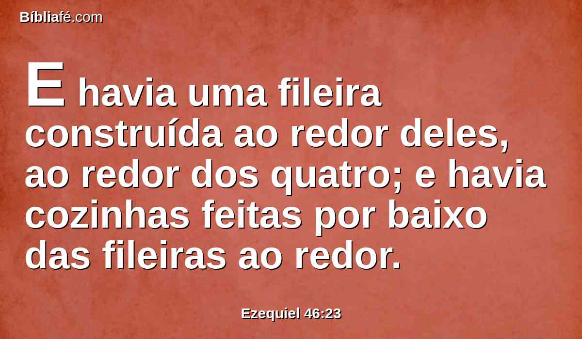 E havia uma fileira construída ao redor deles, ao redor dos quatro; e havia cozinhas feitas por baixo das fileiras ao redor.