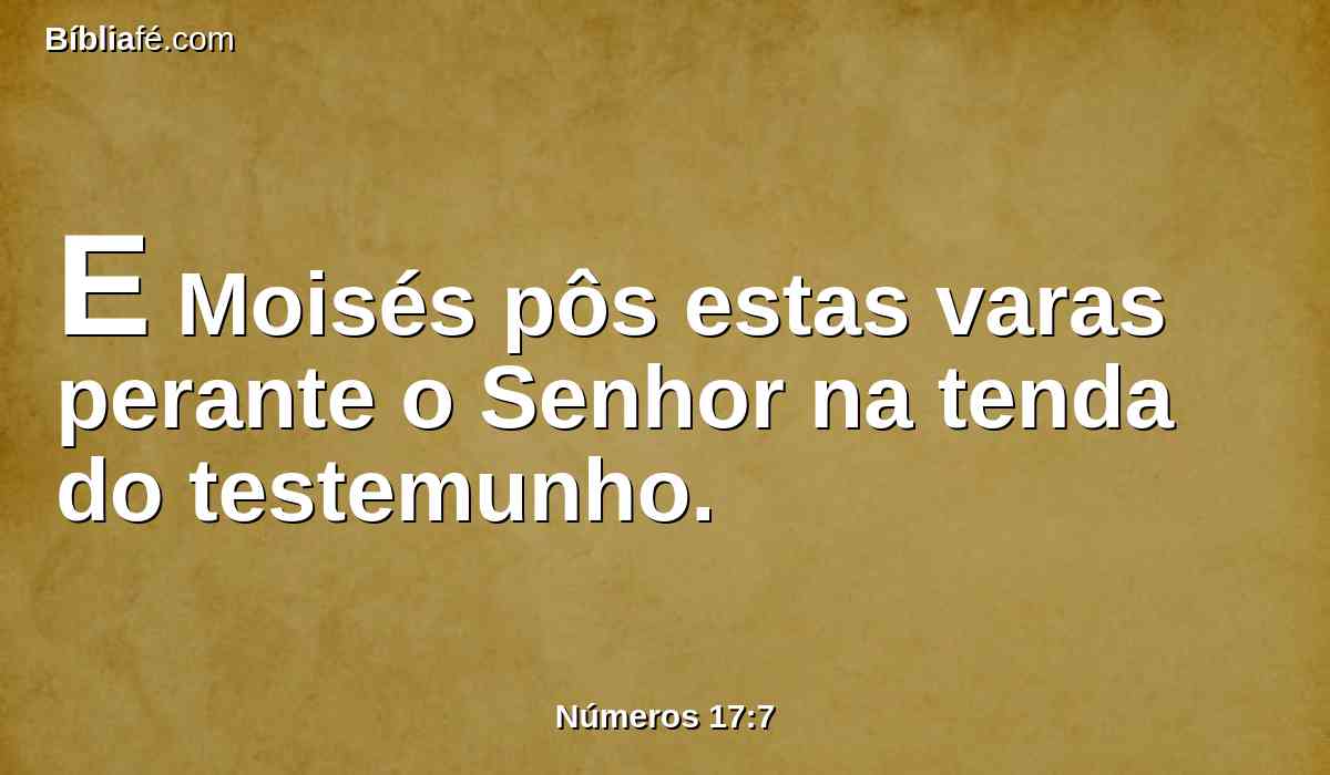 E Moisés pôs estas varas perante o Senhor na tenda do testemunho.