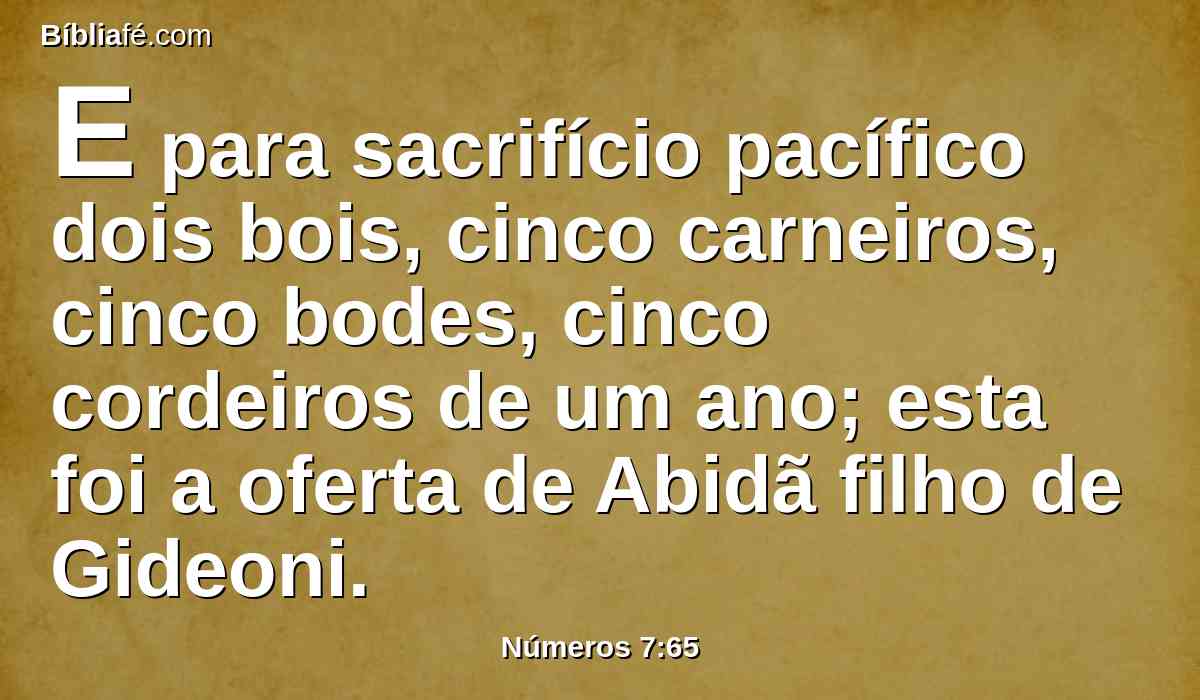 E para sacrifício pacífico dois bois, cinco carneiros, cinco bodes, cinco cordeiros de um ano; esta foi a oferta de Abidã filho de Gideoni.