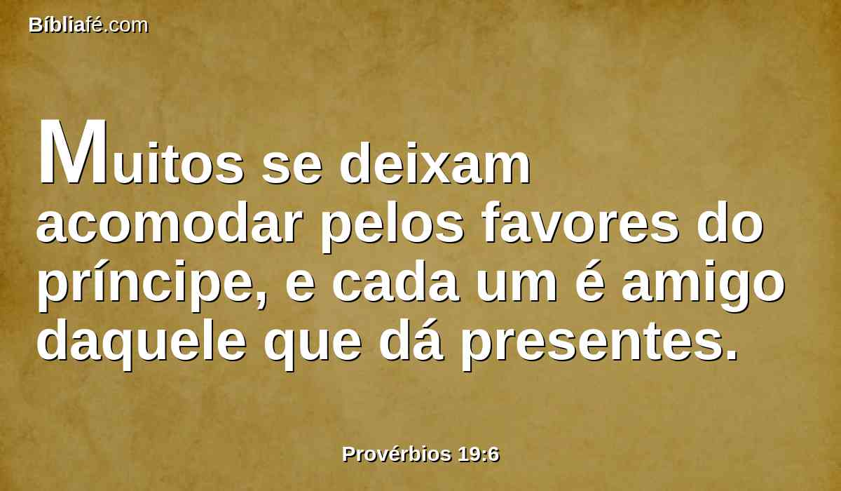 Muitos se deixam acomodar pelos favores do príncipe, e cada um é amigo daquele que dá presentes.