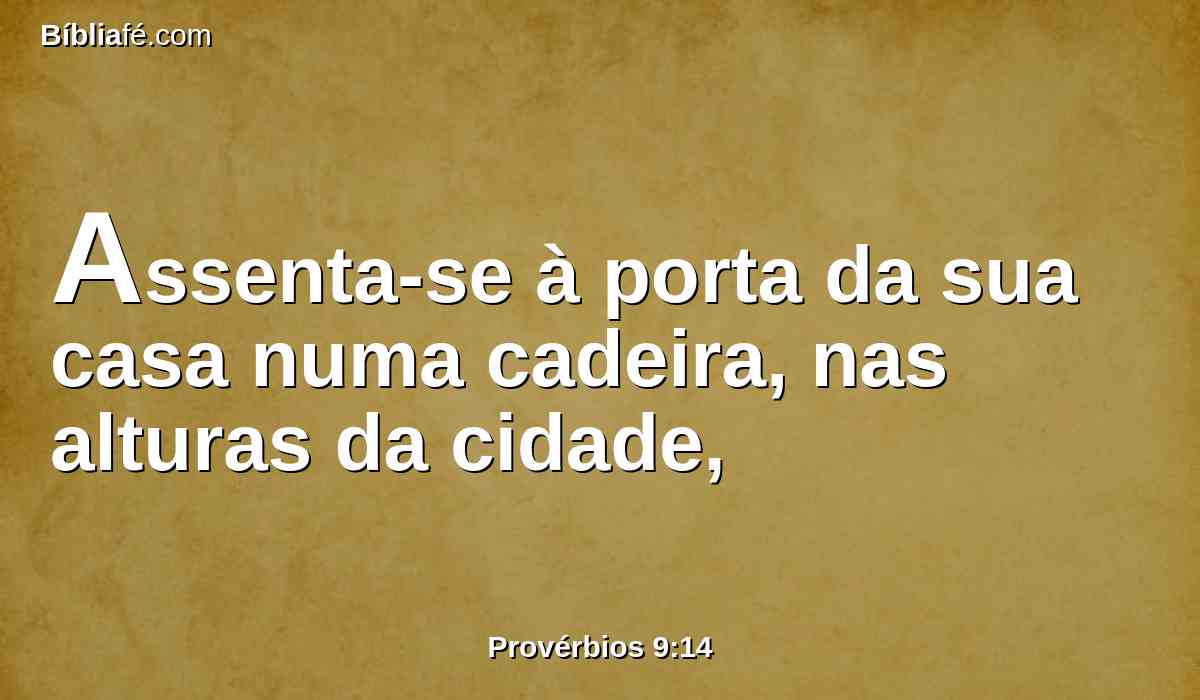 Assenta-se à porta da sua casa numa cadeira, nas alturas da cidade,