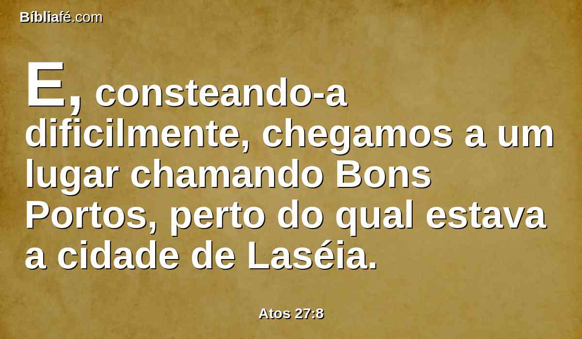 E, consteando-a dificilmente, chegamos a um lugar chamando Bons Portos, perto do qual estava a cidade de Laséia.