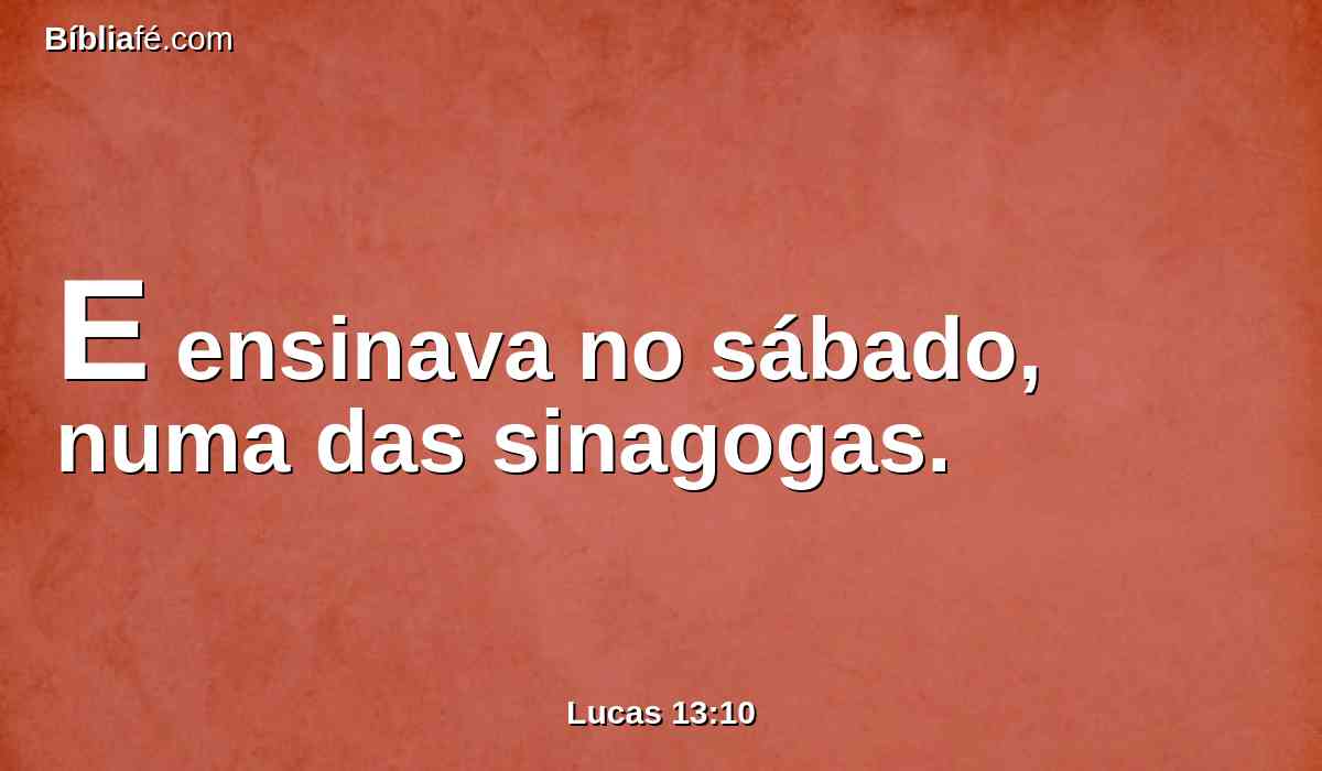 E ensinava no sábado, numa das sinagogas.